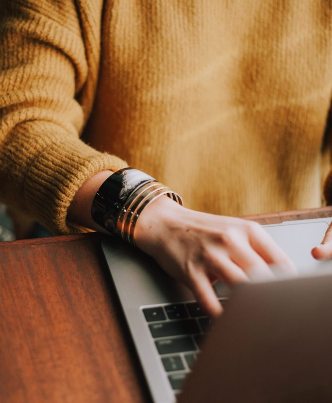 Une femme utilisant un ordinateur portable