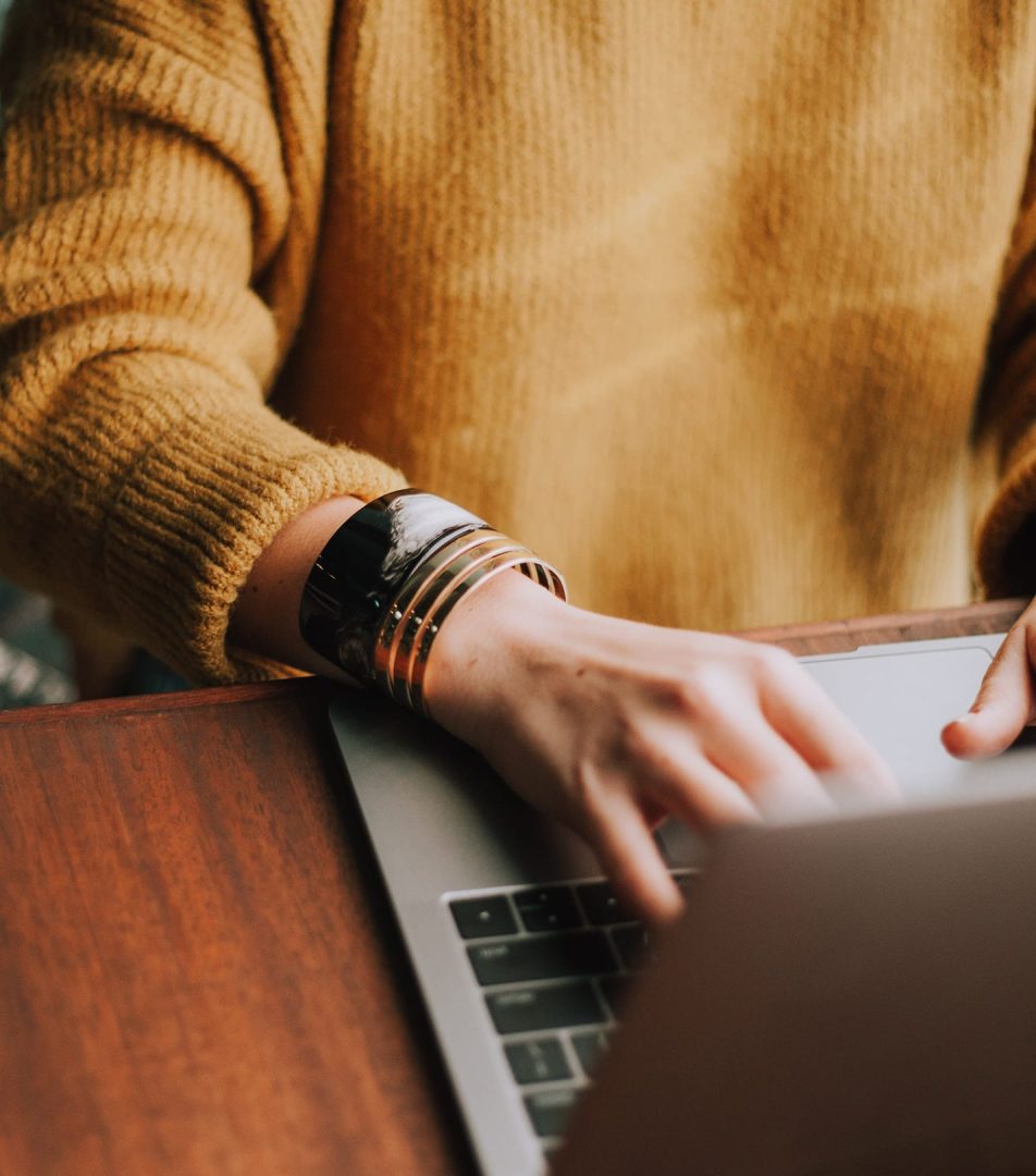 Une femme utilisant un ordinateur portable