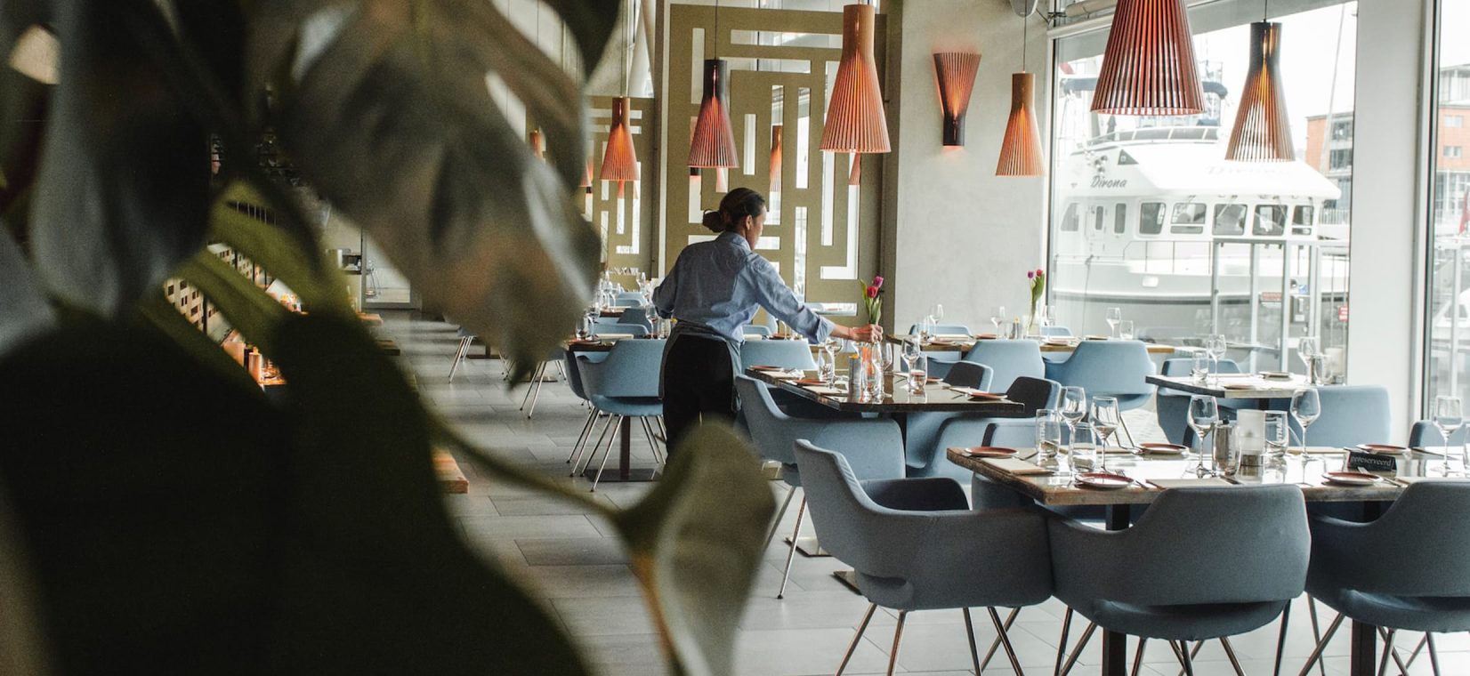 Une salle de restaurant