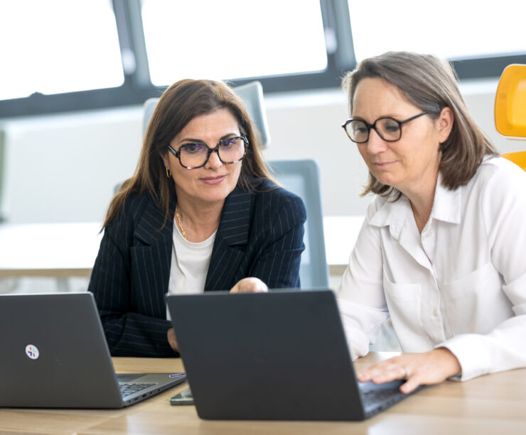 Intégration de solution : collaboratrices Parthena Consultant travaillant ensemble sur un projet logiciel