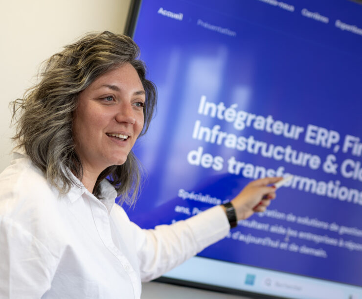 Intégration de solution : consultante Parthena Consultant présentant une offre de transformation digitale