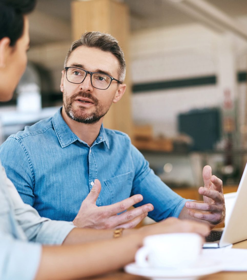 Une femme et un homme qui discutent