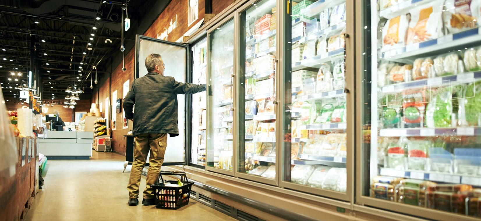 Un homme faisant ses courses dans un super marché