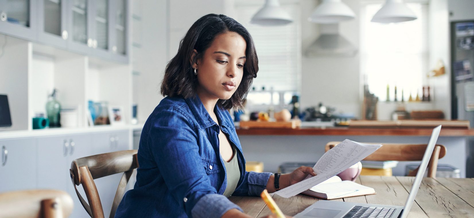 Une femme utilisant un ordinateur