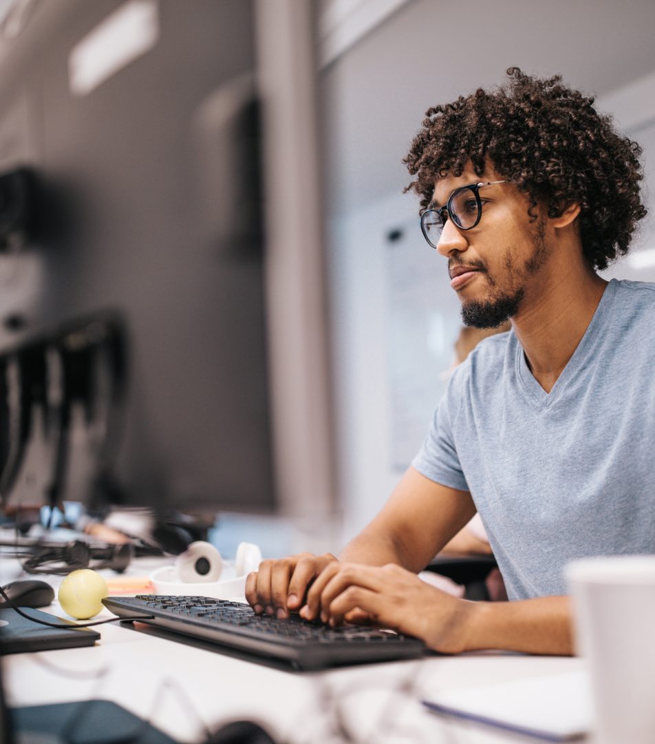 Un jeune programmeur devant un ordinateur