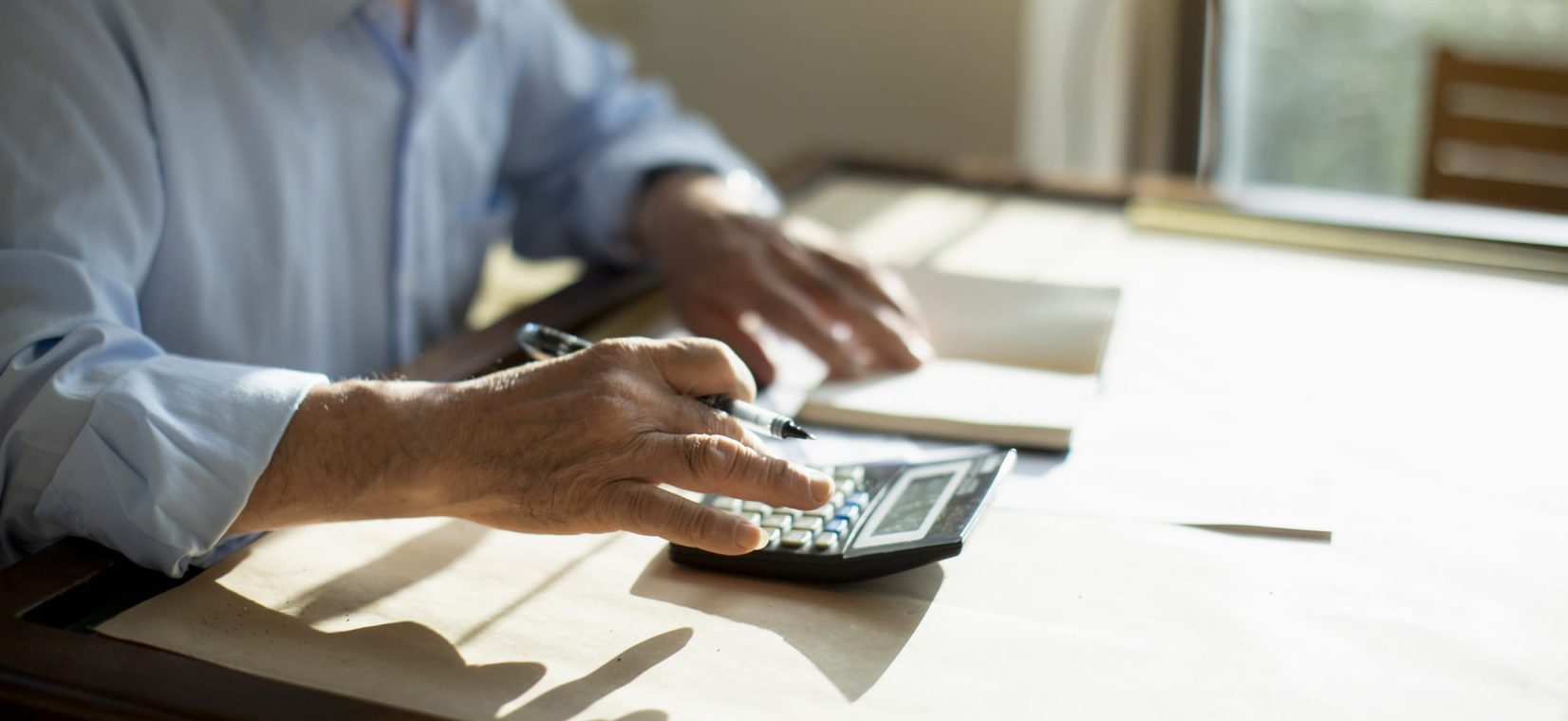 Un homme utilisant une calculatrice