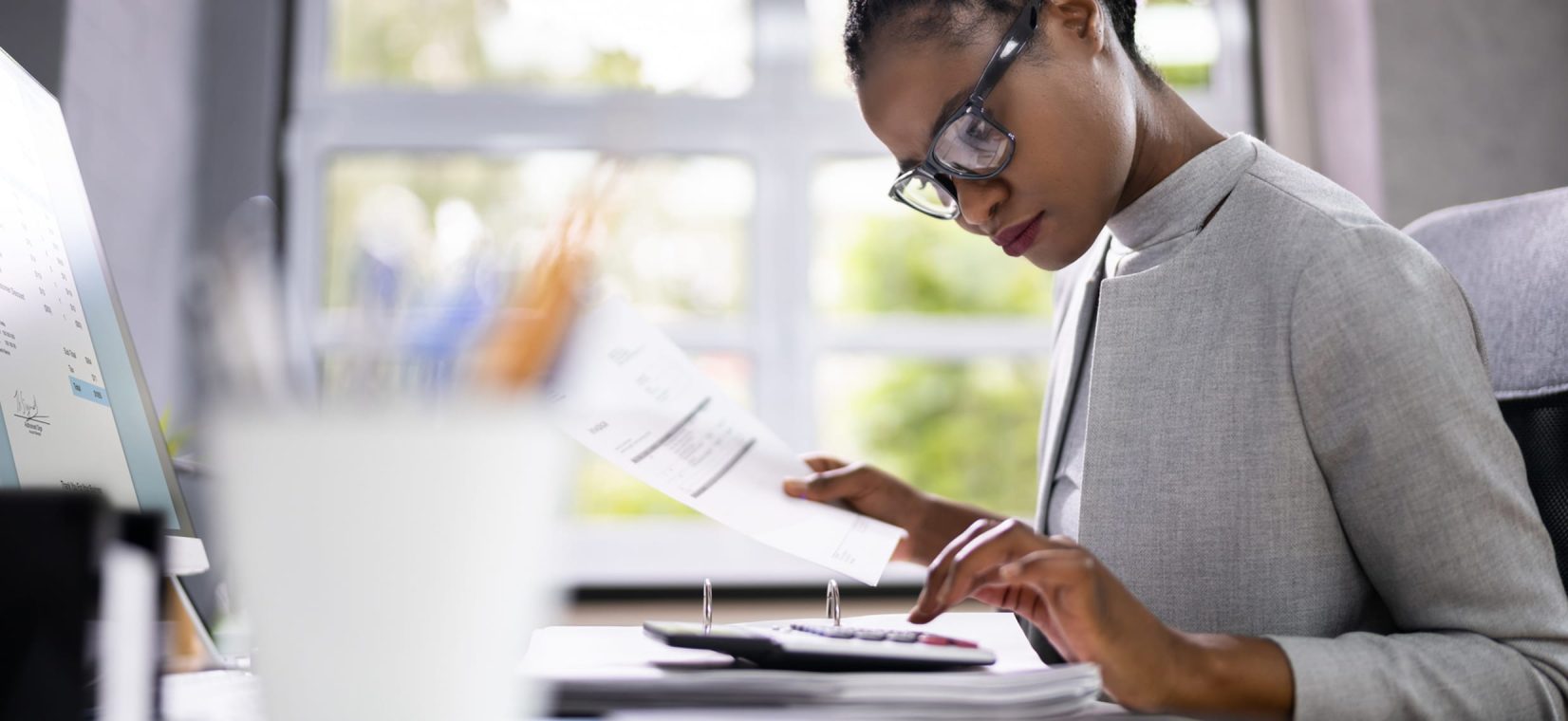 Une femme utilisant une calculatrice