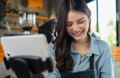 Une femme utilisant une tablette