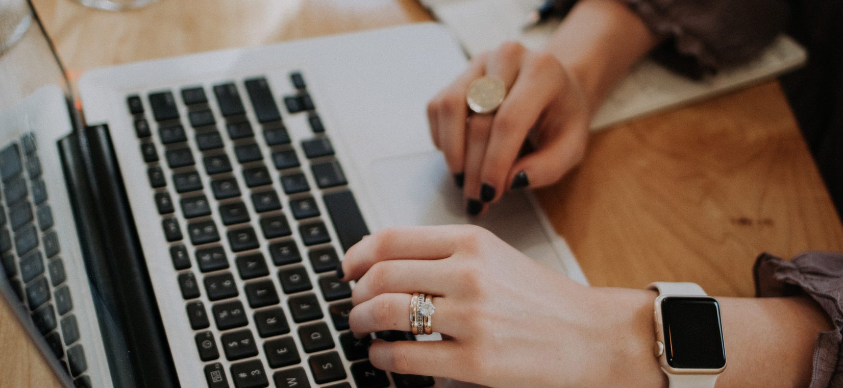 Une femme avec un ordinateur portable