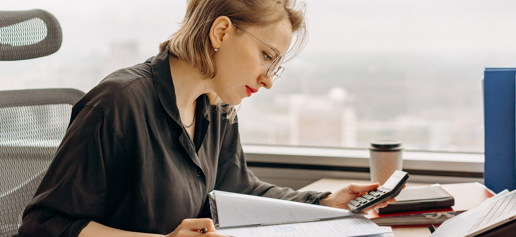 Une femme comptable entrain de travailler