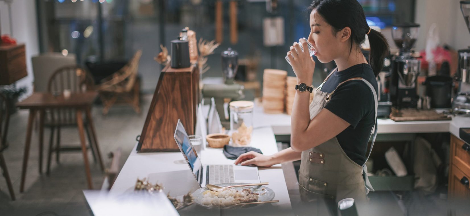 Une femme utilisant un ordinateur derrière un comptoir