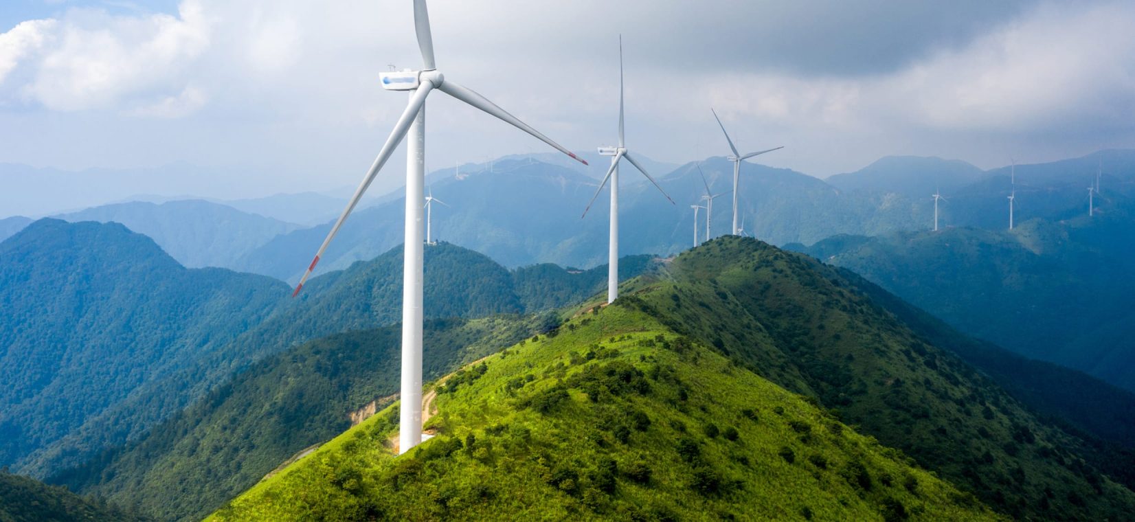 Des éoliennes dans une montagne