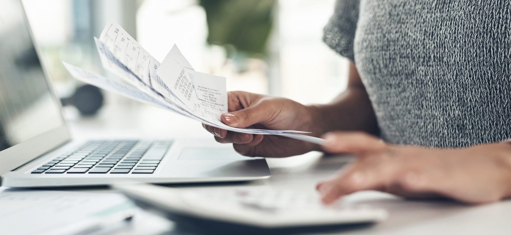 Une femme utilisant une calculatrice