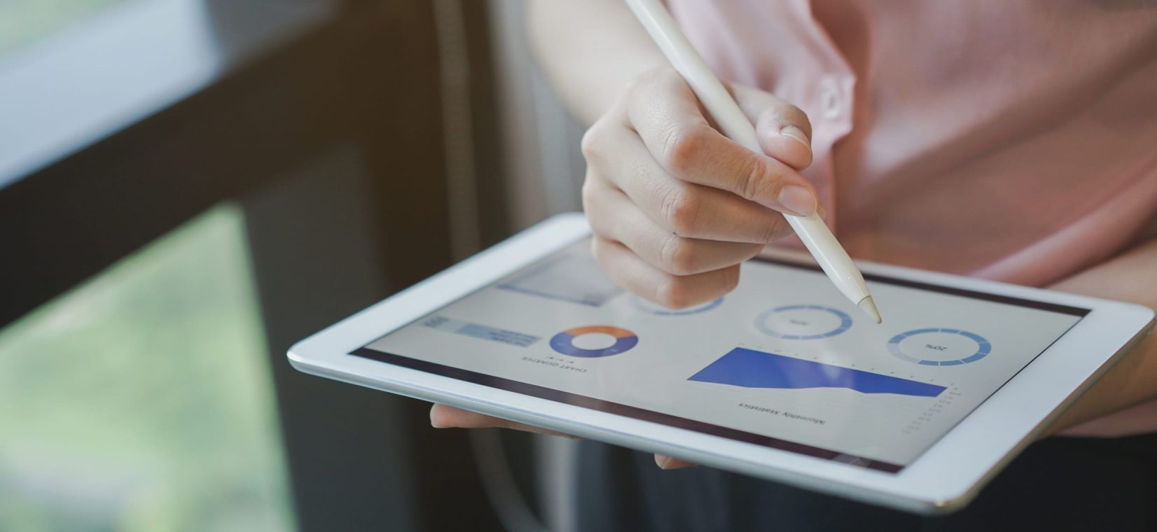 Une femme utilisant une tablette