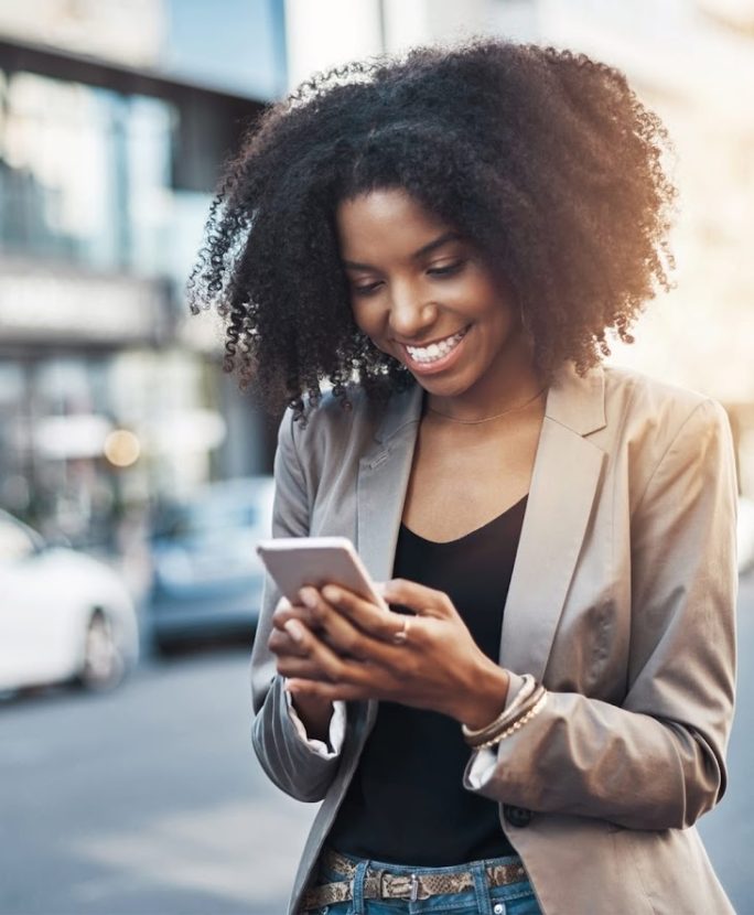 Une femme qui utilise son téléphone portable