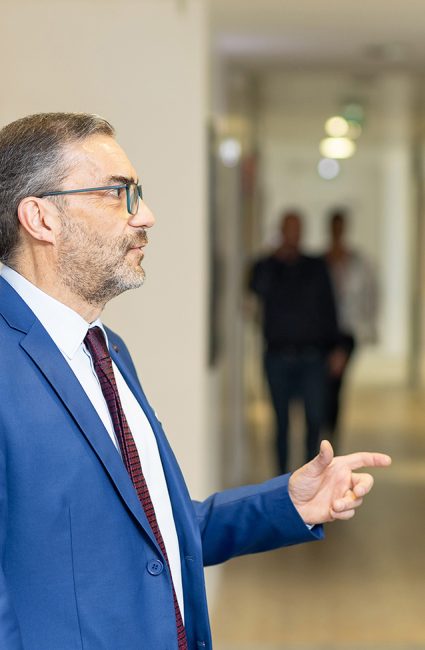 Une personne dans un couloir