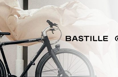 Vélo bastille cycle avec un draps en mouvements derrière