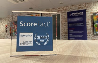 Photo trophée Scorefact dans les locaux de Parthena Consultant