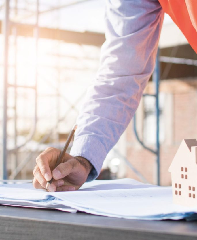 Visuel de chantier - personne sur une table en train de regarder un plan de construction