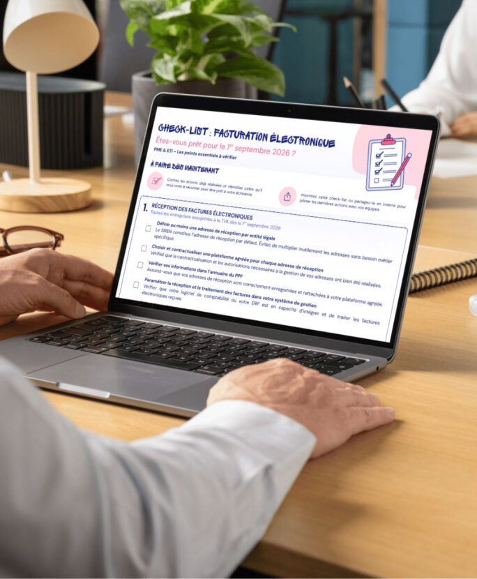 Comptable en train de regarder la check-list Factuation Eletronique fournie par Parthena Consultant sur son ordinateur