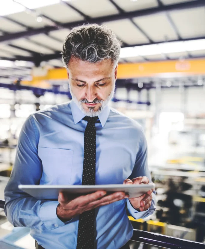 Responsable utilisant l'ERP Sage X3, leader en expérience utilisateur