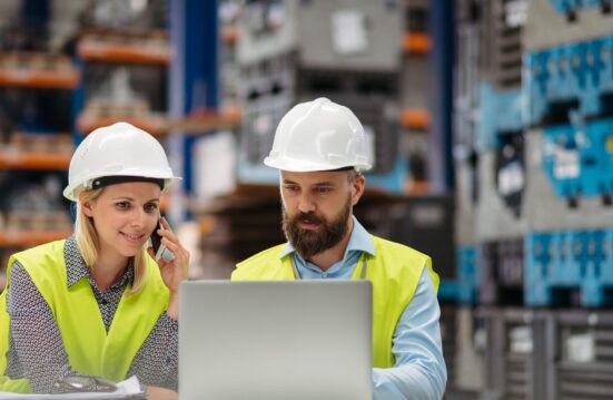 Deux personnes travaillent sur un ordinateur avec la solution Sage X3 erp