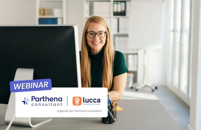 Femme souriante au bureau devant un ordinateur