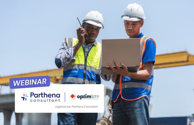 Deux professionnels du BTP consultent un ordinateur portable pour un webinar sur la facturation électronique