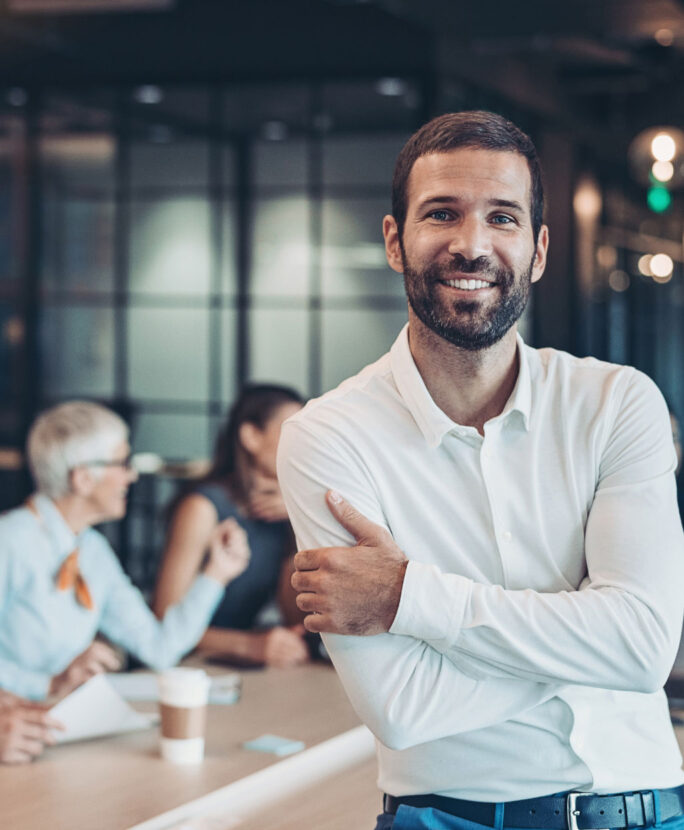 Homme d'affaires souriant au bureau utilisant Sage 100 Experience Edition