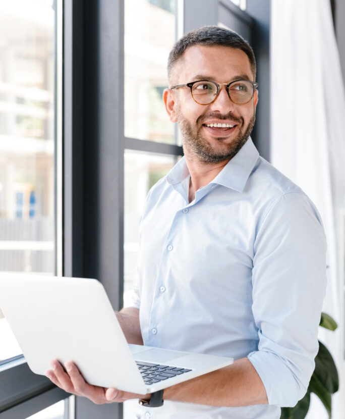 Homme Manager utilisant Sage 100 Experience Edition