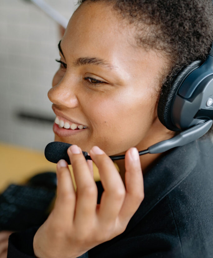 Femme d'affaires au téléphone au bureau utilisant Sage 100 Experience Edition