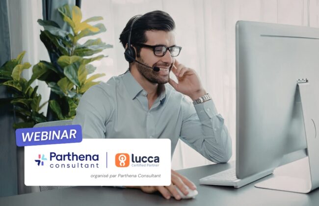 Homme avec casque participant à un webinar au bureau.