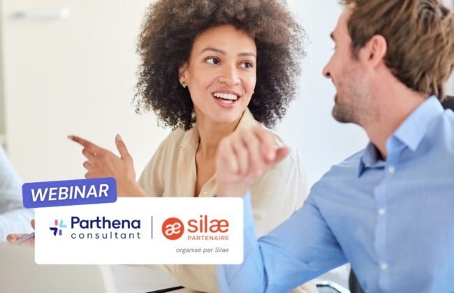 Deux personnes échangent lors d’un webinar en entreprise.