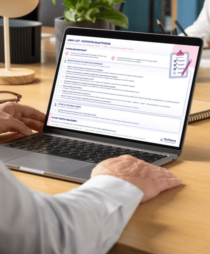 Comptable en train de regarder la check-list Factuation Eletronique - PME fournie par Parthena Consultant sur son ordinateur