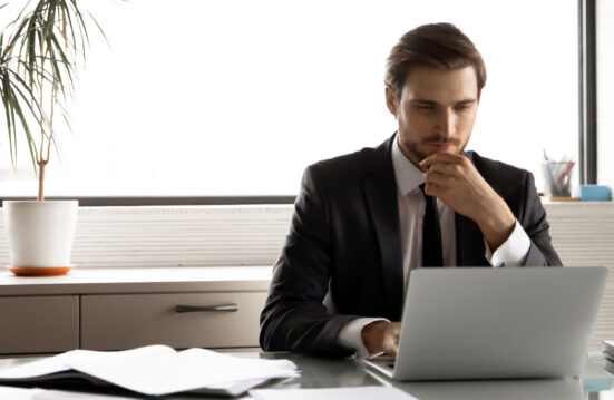 Dirigeant en train de vérifier la check-list pour être conforme à la réforme de la facturation électronique