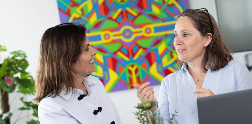 collaboratrices en discussion