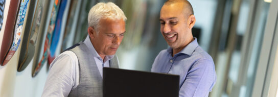 collaborateurs devant un ordinateur