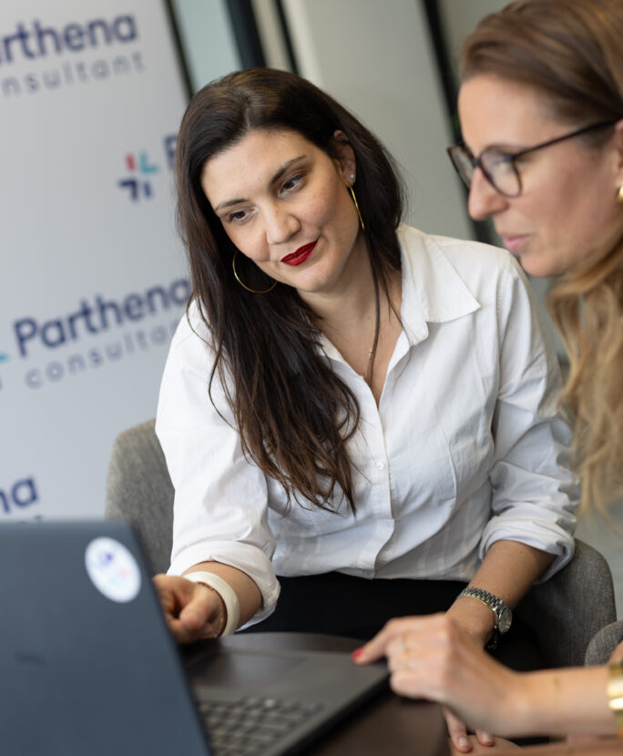 collaboratrices en réunion