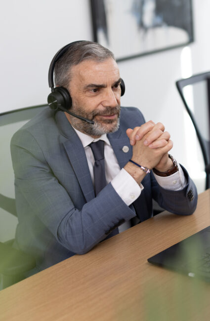 collaborateur avec son casque en réunion