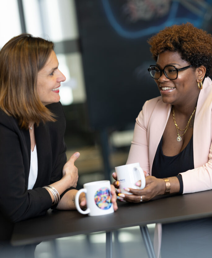Intégration de solutions : échanges entre collaboratrices Parthena Consultant sur un projet client