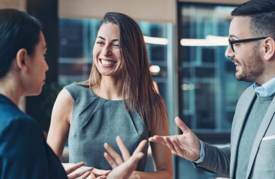 Fait générateur paie : professionnels échangeant sur la gestion et le traitement de la paie