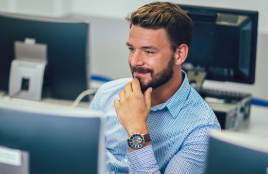 Conformité cybersécurité : professionnel supervisant la sécurité des systèmes informatiques